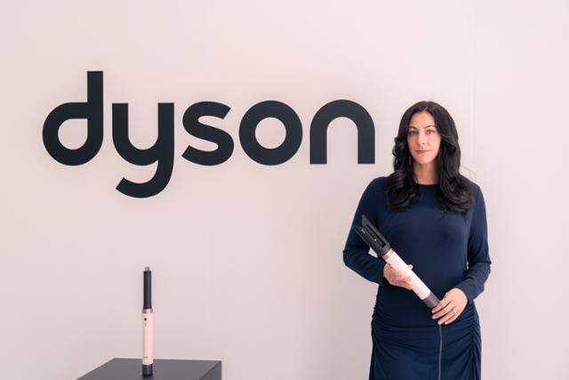 캐슬린 피어스 다이슨 뷰티 부문 총괄이 28일 서울 성동구 XYZ서울에서 신제품 '에어랩 코안다2X 멀티 스타일러 앤드라이어'를 소개하고 있다. 피어스 총괄이 들고 있는 에어랩엔 모발을 직선으로 펴 주는 집게 모양의 '에어스무스 2X 스타일링 노즐'이 장착돼 있다. 다이슨코리아 제공