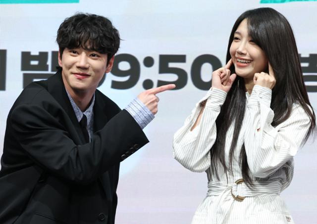 배우 이준영과 정은지(오른쪽)가 29일 오후 서울 구로구 신도림 디큐브시티 더 세인트에서 열린 KBS 2TV 새 수목드라마 24시 헬스클럽 제작발표회에 참석해 포즈를 취하고 있다. 뉴스1