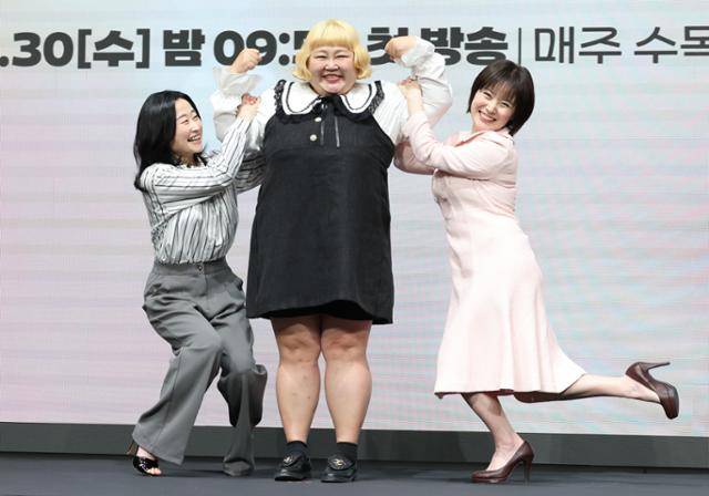 배우 이지혜(왼쪽부터)와 홍윤화 박성연이 29일 오후 서울 구로구 신도림 디큐브시티 더 세인트에서 열린 KBS 2TV 새 수목드라마 24시 헬스클럽 제작발표회에 참석해 포즈를 취하고 있다. 뉴스1