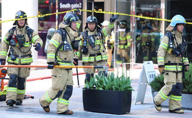 지난 25일 건물 내 입점 음식점에서 화재가 발생한 서울 강남구 코엑스에서 소방대원들이 진화작업을 마치고 건물을 나서고 있다. 연합뉴스