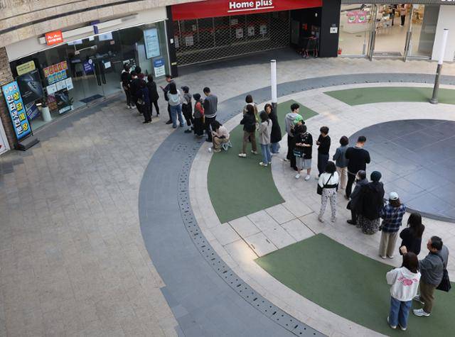 가입자 유심(USIM) 정보를 탈취당한 SK텔레콤이 유심 무료 교체 서비스를 시작한 지 이틀째인 29일 서울 시내 한 SKT 대리점에 시민들이 줄을 서서 교체를 기다리고 있다. 연합뉴스