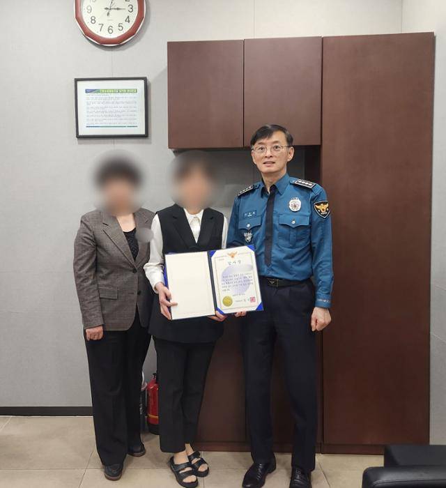 정근호 안동경찰서장이 28일 안동농협 용상지점을 방문해 보이스피싱 예방에 힘쓴 직원에게 감사장을 수여했다. 안동경찰서 제공.