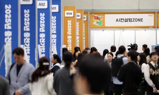 영국의 청년 비경제활동 인구가 94만 명을 넘은 가운데, 연봉 4만 파운드 이하의 일자리에 관심이 없다는 주장이 제기돼 논란이 일고 있다. 뉴스1