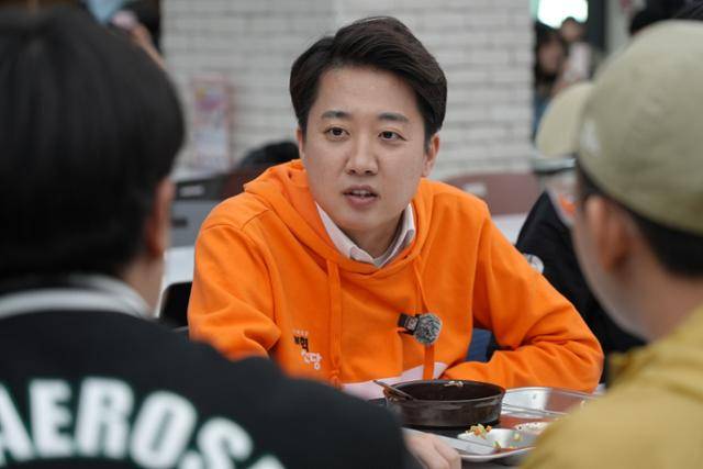 이준석 개혁신당 대선 후보가 29일 경기 고양시 한국항공대학교를 찾아 학생들과 식사하며 대화하고 있다. 이준석 캠프 제공