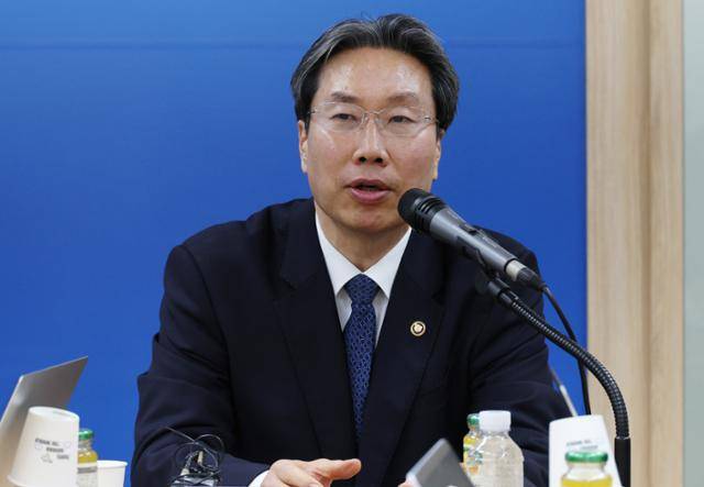 최장혁 개인정보보호위원회(개인정보위) 부위원장이 29일 서울 종로구 정부서울청사에서 현안 관련 출입기자단 4월 정례브리핑을 하고 있다. 뉴시스