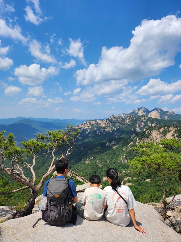유명길씨(왼쪽)와 자궁경부암을 극복한 그의 아내(오른쪽)와 아들의 등산 모습/유명길씨 제공