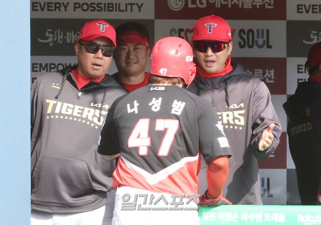 2025 KB0리그 프로야구 LG 트윈스와 KI A타이거즈의 경기가 6일 오후 서울 잠실야구장에서 열렸다. 7회초 2사 3루 변우혁의 적시 2루타 때 홈인한 나성범을 이범호 감독이 맞이하고 있다. 잠실=김민규 기자&nbsp; /2025.04.06/