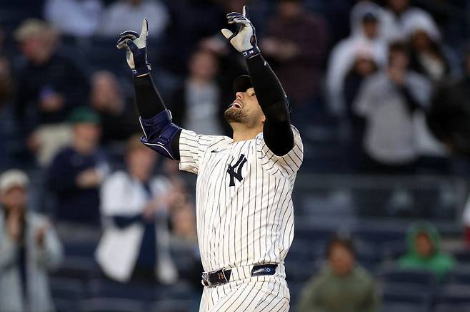 <yonhap photo-3756="">28일(한국시간) 토론토전에서 데뷔 첫 홈런을 때려낸 에스카라가 세리머니를 하고 있다. [AP=연합뉴스]</yonhap>