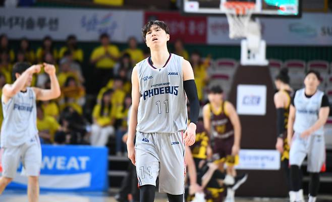 현대모비스 이우석이 LG와의 4강 PO 2차전 중 아쉬움을 드러내고 있다. 사진=KBL