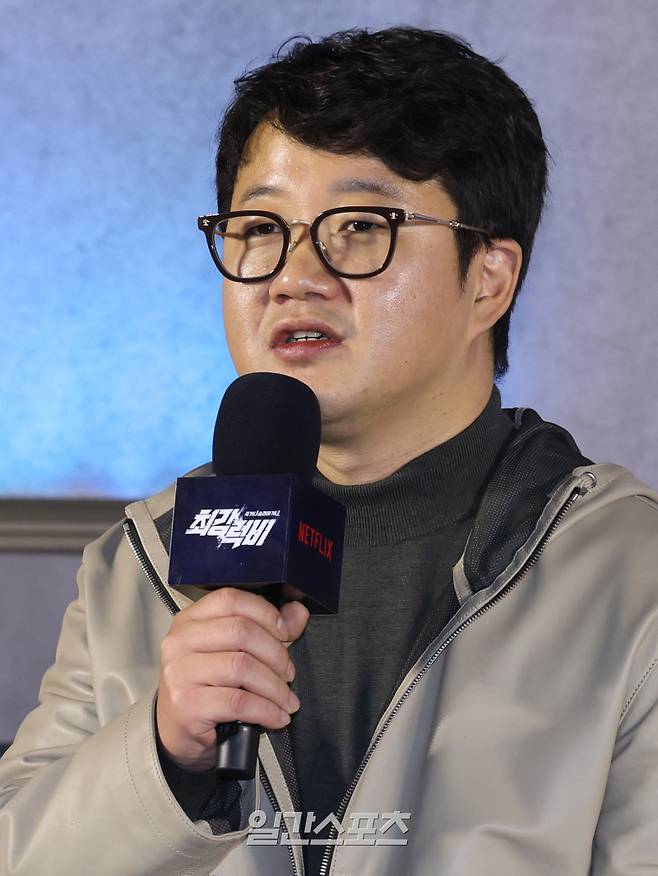 장시원 PD가 5일 오전 서울 용산구 용산CGV아이파크몰에서 열린 넷플릭스 예능 '최강럭비: 죽거나 승리하거나' 제작발표회에서 인사말을 하고 있다. '최강럭비: 죽거나 승리하거나'는 승리의 영광을 위해 온 몸을 던지며 필사의 전진을 이어가는 럭비 선수들의 진짜 승부를 보여주는 스포츠 서바이벌 예능. 10일 공개. 서병수 기자 qudtn@edaily.co.kr /2024.12.05/