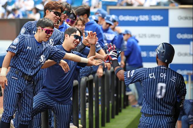 홈런을 기록한 뒤 더그아웃에서 동료들의 축하를 받는 삼성 디아즈. 삼성 제공
