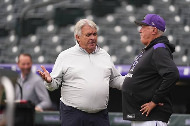 <yonhap photo-2152="">콜로라도 빌 슈미트(왼쪽) 단장과 최근 부임한 클린트 허들 타격 코치가 대화를 나누고 있다. AP=연합뉴스</yonhap>