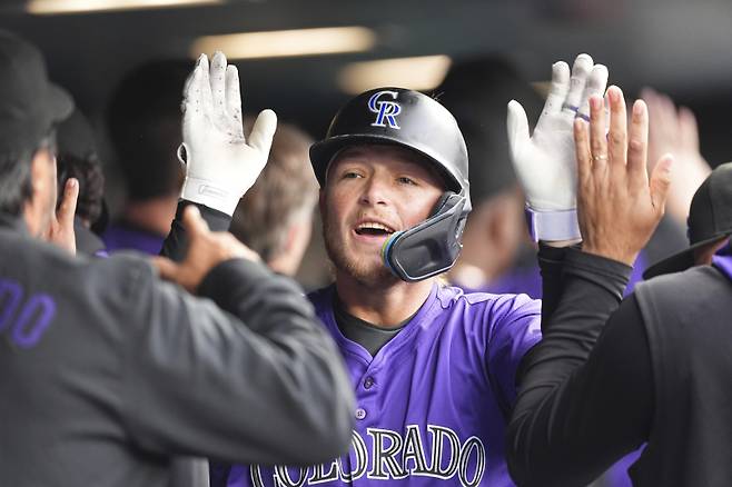 콜로라도 헌터 굿맨이 29일(한국시간) 시카고 화이트삭스전 1회 선제 3점 홈런을 치고 동료들의 축하를 받고 있다. AP=연합뉴스