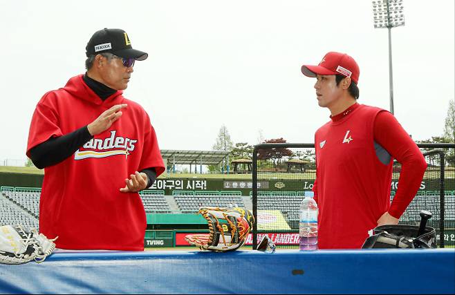 대화하는 이숭용(왼쪽) SSG 감독과 최정의 모습. SSG 제공