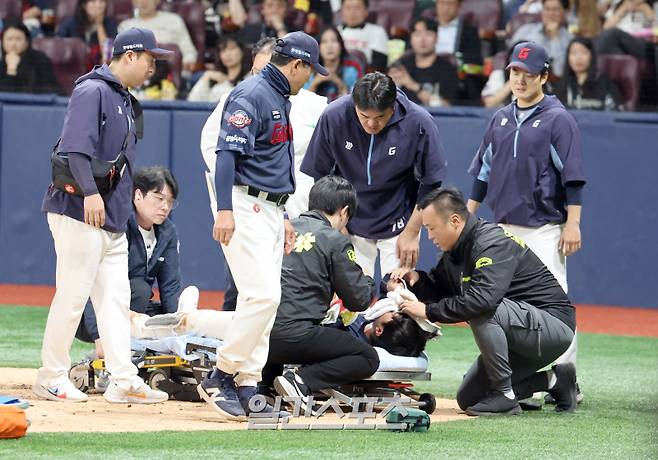 29일 오후 서울 고척스카이돔에서 열린 2025 프로야구 롯데 와 키움 경기.롯데 전민재가 7회 키움 투수 양지율의 공에 머리를 맞고 누워있다. 고척=정시종 기자 capa@edaily.co.kr /2025.04.29.