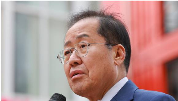 홍준표 국민의힘 대선 경선 후보가 27일 서울 마포구 KT&G상상마당 인근 홍대거리에서 기자 간담회를 하고 있다. [사진=연합뉴스]