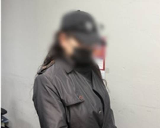 여장한 채 전국을 돌아다니며 식당에서 무전취식을 하는 등 사기행각을 벌인 50대 남성이 검찰에 넘겨졌다. 사진은 대전동부경찰서 제공. [사진=연합뉴스]