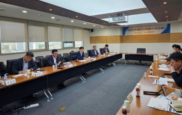 한국철강협회 스테인리스스틸클럽이 29일 서울 그랜드 인터컨티넨탈 파르나스 호텔에서 포스코, 현대비앤지스틸, 대양금속, 포스코모빌리티솔루션, 코리녹스, LS메탈 등 국내 주요 기업이 참석한 가운데 2025년도 이사회를 개최했다. [사진=한국철강협회]