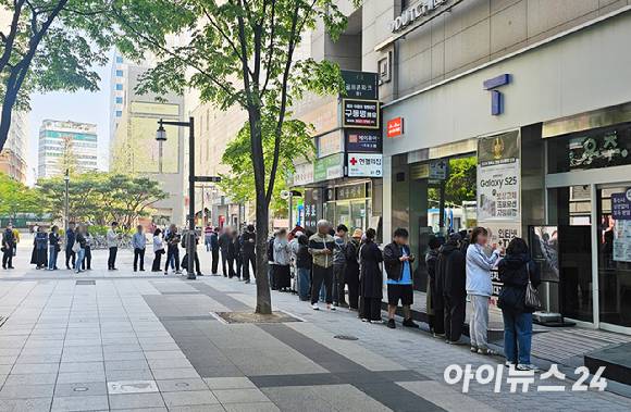 28일 오전 서울 마포구에 위치한 T월드 매장에 유심을 교체하러 온 SK텔레콤 고객들이 줄을 지어 서 있다. [사진=정소희 기자]