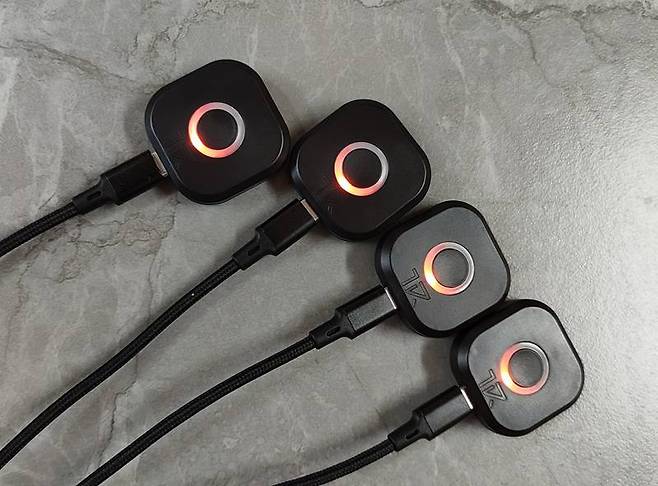 센서 전용 충전 케이블로 동시 충전이 가능하다 / 출처=IT동아