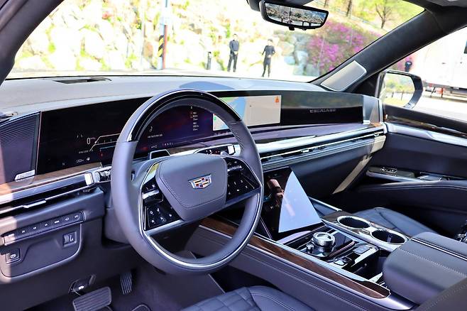 더 뉴 에스컬레이드 실내 / 출처=IT동아