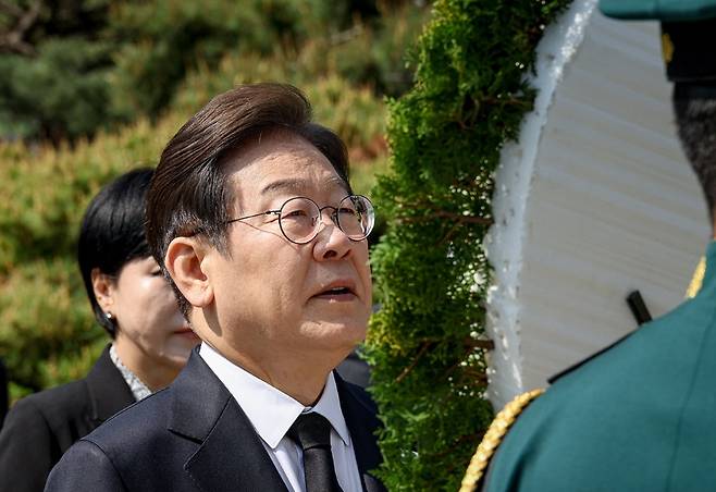 이재명 더불어민주당 대선 후보가 어제(28일) 서울 동작구 국립서울현충원에서 참배를 하는 모습 (사진, 더불어민주당)
