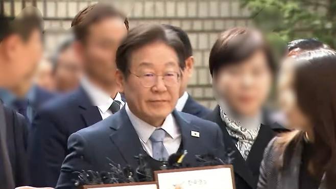 이재명 더불어민주당 대선 후보가 지난달 26일 오후 서울 서초구 서울고등법원에서 열린 공직선거법 위반 혐의 항소심 선고공판에 출석하는 모습 (SBS 캡처)