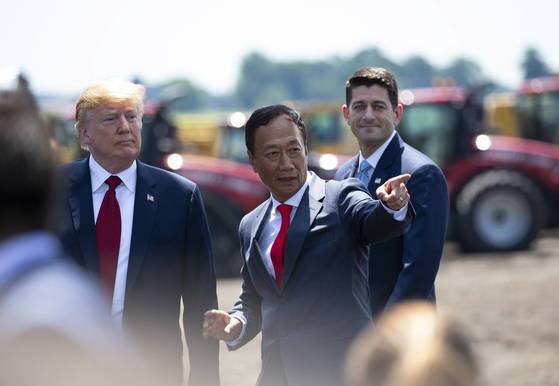 궈타이밍(사진 가운데).