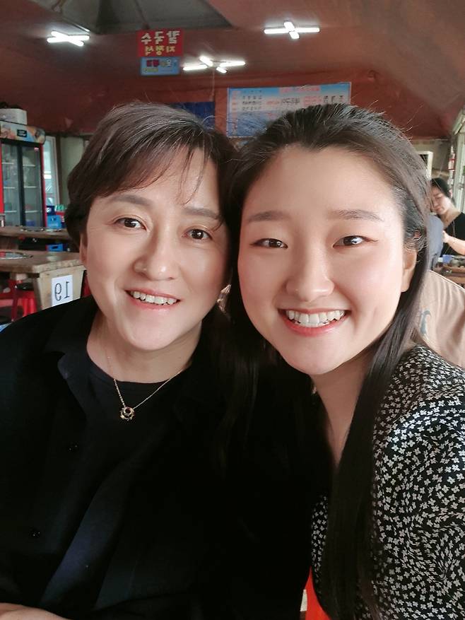 2023년 9월 뇌사 상태에서 장기기증으로 4명을 살리고 떠난 김건혜씨(오른쪽)와 어머니 김보정씨. 사진 김보정씨