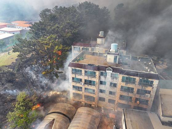28일 오후 2시 1분쯤 대구 북구 노곡동 함지산에서 발생한 산불이 인근인 조야동 민가까지 확산하고 있다. 연합뉴스