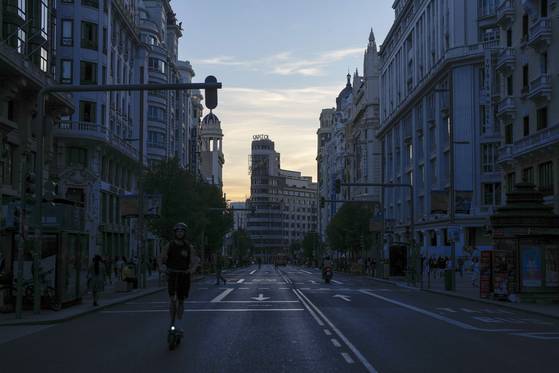 28일(현지시간) 스페인 마드리드에서 발생한 정전으로 텅 빈 그란 비아 거리를 따라 한 시민이 전기 스쿠터를 타고 이동하고 있다. EPA=연합뉴스