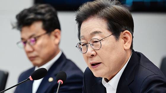 이재명 더불어민주당 대선 후보가 28일 오후 경기도 이천시 SK하이닉스 이천캠퍼스에서 열린 'K-반도체' AI메모리반도체 기업 간담회에 참석해 모두발언을 하고 있다. 국회사진취재단