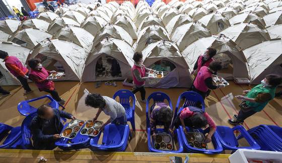 대구 대형 산불 발생 이틀째인 29일 대구 북구 팔달초등학교에 설치된 대피소에서 주민들이 아침 식사를 하고 있다. 연합뉴스