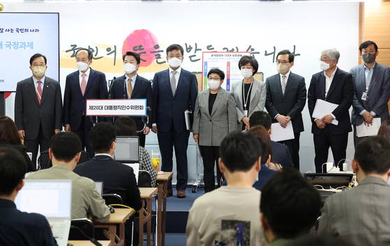 안철수 20대 대통령직인수위원회 위원장이 2022년 5월 3일 오전 서울 종로구 통의동 대통령직인수위원회에서 윤석열 정부의 국정과제를 발표하고 있다. 인수위사진기자단