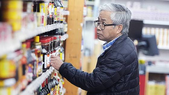 미국 텍사스주 가틀랜드에서 한 남성이 수입 양념 제품을 살펴보고 있다. AP=연합뉴스