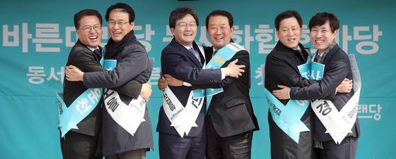2018년 3월 9일 오후 경남 하동군 화개장터에서 열린 바른미래당 동서화합한마당에서 유승민, 박선주 공동대표 등이 포옹하고 있다. 왼쪽부터 정운천 의원, 권오을 전 의원, 유-박 공동대표, 주승용 의원, 하태경 의원. 연합뉴스