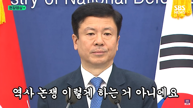 2023년 8월 국방부 브리핑에서 김태훈 기자가 육군사관학교의 홍범도 장군 흉상 이전 문제를 두고 대변인과 질의응답하는 모습. 집요하고 날카로운 질문으로 주목 받았다. /SBS 유튜브