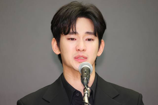▲ 배우 김수현이 지난달 31일 오후 서울 마포구 스탠포드 호텔에서 미성년자였던 배우 고 김새론과 교제했다는 의혹과 관련해 입장발표 기자회견을 하고 있다. 연합뉴스