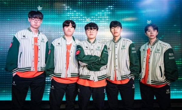 T1에게 승리를 거둔 OK저축은행 브리온 선수들의 모습. 왼쪽부터 '폴루' 오동규, '하이프' 변정현, '클로저' 이주현, '함박' 함유진, '모건' 박루한. (LCK 제공)