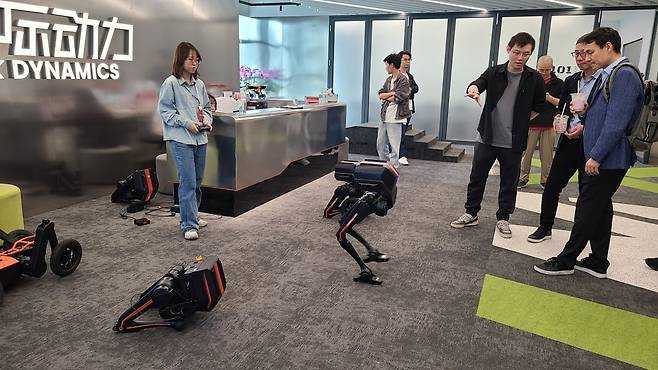 장웨이 림스 최고기술책임자가 로봇을 설명하고 있다. / 선전=강경주 기자