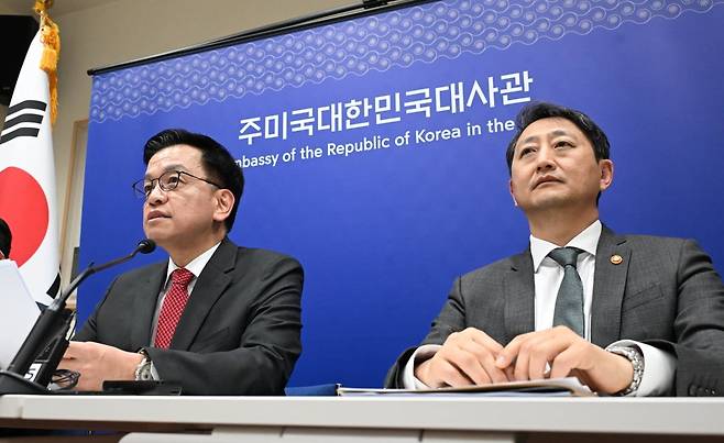 최상목 부총리 겸 기획재정부 장관이 안덕근 산업통상자원부 장관과 함께 24일(현지시간) 미국 워싱턴D.C. 주미대사관에서 한·미 2+2 통상협의(Trade Consultation) 관련 합동브리핑을 하고 있다./사진=기획재정부