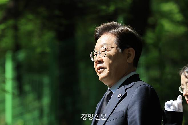 이재명 더불어민주당 대선 후보가 28일 서울 동작구 현충원 박정희 전 대통령 묘소를 참배하고 있다. 이준헌 기자