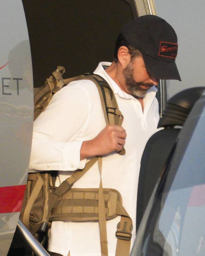 도널드 트럼프 미국 대통령의 장남 트럼프 주니어가 29일 오후 김포공항에 전세기로 도착한 뒤 버스에 오르고 있다. 공항사진기자단