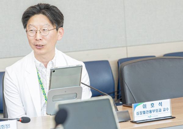 지난 23일 부산대병원 장기려관 회의실에서 열린 기부금 전달식에 이호석 심장혈관흉부외과 교수가 참석해 있다. 부산대병원 제공