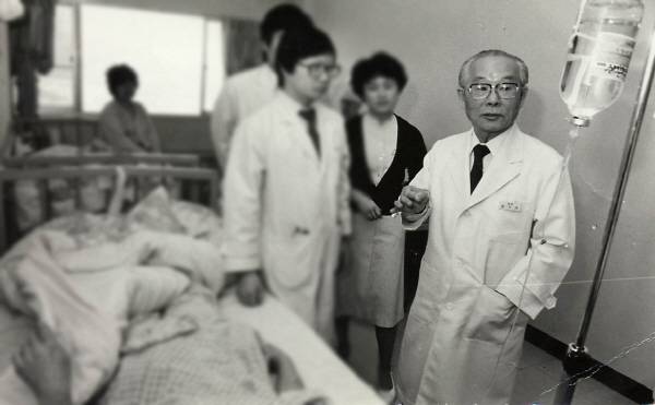 생전 환자를 진료하는 고 장기려(오른쪽) 박사. 국제신문 DB