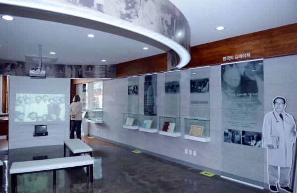 부산 동구 초량동에 자리한 고 장기려 박사 기념 ‘더 나눔 센터’ 내부. 국제신문 DB