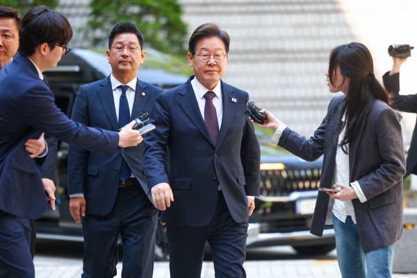 이재명 더불어민주당 대선 후보가 29일 서울 서초구 서울중앙지방법원에서 열린 ‘대장동 배임ㆍ성남FC 뇌물’ 1심 속행 공판에 출석하고 있다. 연합뉴스