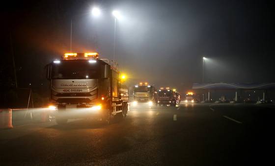 Smoke blankets the Bukdaegu IC on the Gyeongbu Expressway, where both entrances and exits are closed, well into the evening of April 28 as a wildfire that started around 2:01 p.m. earlier that day on Mount Hamji in Buk District, Daegu, continues to burn past sunset. [NEWS1]