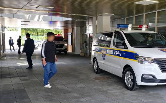 Police are seen at a high school in Cheongju, North Chungcheong after a student wielded a knife, injuring six, at the school on April 28. [JOONGANG ILBO]