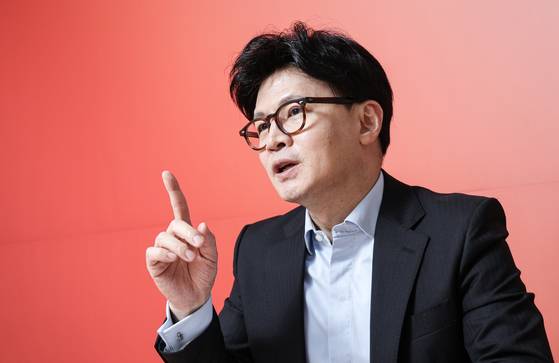 Han Dong-hoon talks in an interview with the JoongAng Ilbo at the presidential candidate's campaign headquarters in the Daeha Building in Yeouido, western Seoul, on April 27. [KIM KYUNG-ROK]